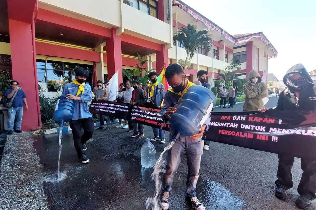 Mahasiswa Pecinta Alam Gelar Aksi Bisu, Kritik Lambatnya Penanganan Banjir di Sumenep