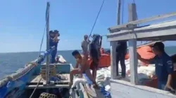 Kapal Bantuan Beras Kandas di Perairan Raas, Muatan Diamankan Warga