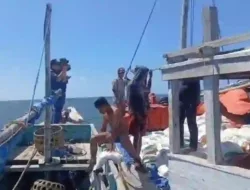 Kapal Bantuan Beras Kandas di Perairan Raas, Muatan Diamankan Warga