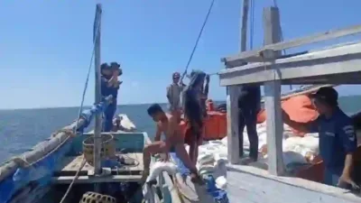 Kapal Bantuan Beras Kandas di Perairan Raas, Muatan Diamankan Warga