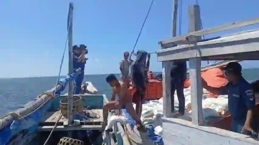 Kapal Bantuan Beras Kandas di Perairan Raas, Muatan Diamankan Warga