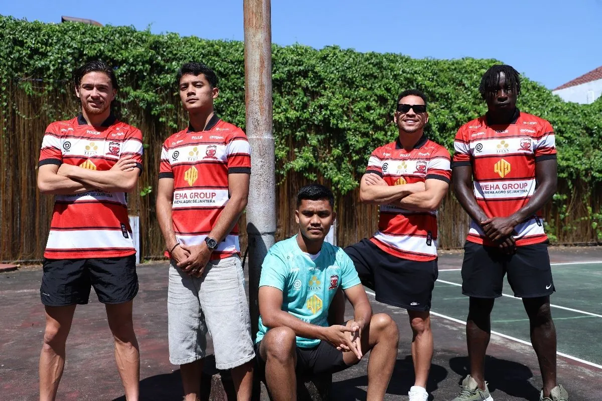 Madura United Luncurkan Jersey Baru 2025-2026: Merah Semangat Juang, Abu-Abu Cermin Ketekunan Petani Garam