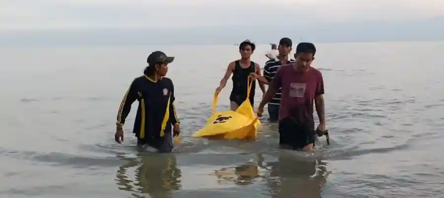 Mayat Pria Ditemukan Mengambang di Pesisir Utara Bangkalan, Diduga Pemancing Tenggelam Asal Pasuruan