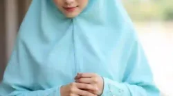 Tampil Cantik dan Praktis, Ini Dia Favorit Baru Muslimah: Gamis Lengan Kancing!