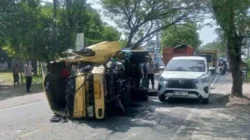 Truk Dump Mengalami Laka Tunggal di Jalan Raya Taddan Sampang, Supir Terluka