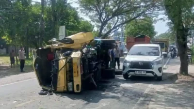 Truk Dump Mengalami Laka Tunggal di Jalan Raya Taddan Sampang, Supir Terluka