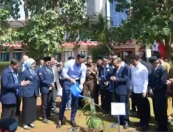 AHY Dorong UTM Jadi Kampus Hijau Pelopor di Indonesia Timur, Tanam Pohon Eboni