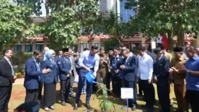 AHY Dorong UTM Jadi Kampus Hijau Pelopor di Indonesia Timur, Tanam Pohon Eboni