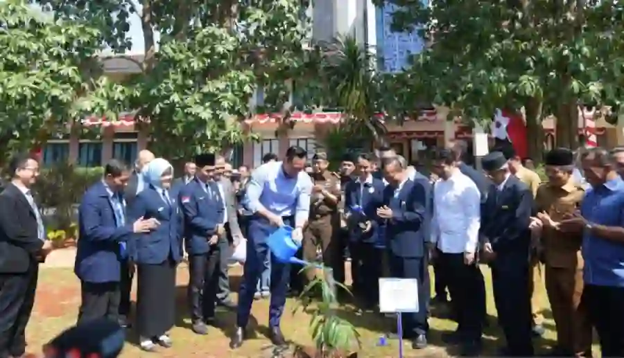 AHY Dorong UTM Jadi Kampus Hijau Pelopor di Indonesia Timur, Tanam Pohon Eboni