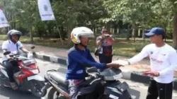 Bupati Bangkalan Bagikan 1.000 Bendera Merah Putih, Ajak Warga Tumbuhkan Semangat Nasionalisme