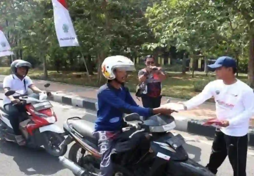 Bupati Bangkalan Bagikan 1.000 Bendera Merah Putih, Ajak Warga Tumbuhkan Semangat Nasionalisme