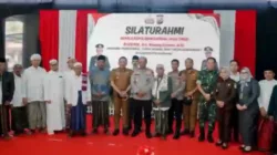 Kapolda Jatim Irjen Pol Nanang Avianto bersama Forkopimda, tokoh agama, dan tokoh masyarakat Sampang dalam acara silaturahmi di Mapolres Sampang, Selasa (12/8/2025)