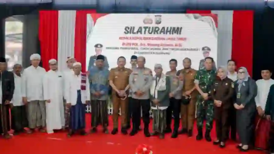 Kapolda Jatim Irjen Pol Nanang Avianto bersama Forkopimda, tokoh agama, dan tokoh masyarakat Sampang dalam acara silaturahmi di Mapolres Sampang, Selasa (12/8/2025)