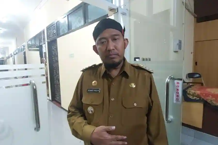 Pemkab Sumenep selidiki grup Facebook "Grup Gay Sumenep" yang viral. Bupati libatkan Forkopimda untuk lacak keanggotaan dan potensi pelanggaran hukum.