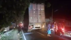 Truk Trailer Tersangkut di Pohon, Jalur Gapura Paberasan Sumenep Macet Total