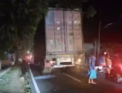 Truk Trailer Tersangkut di Pohon, Jalur Gapura Paberasan Sumenep Macet Total