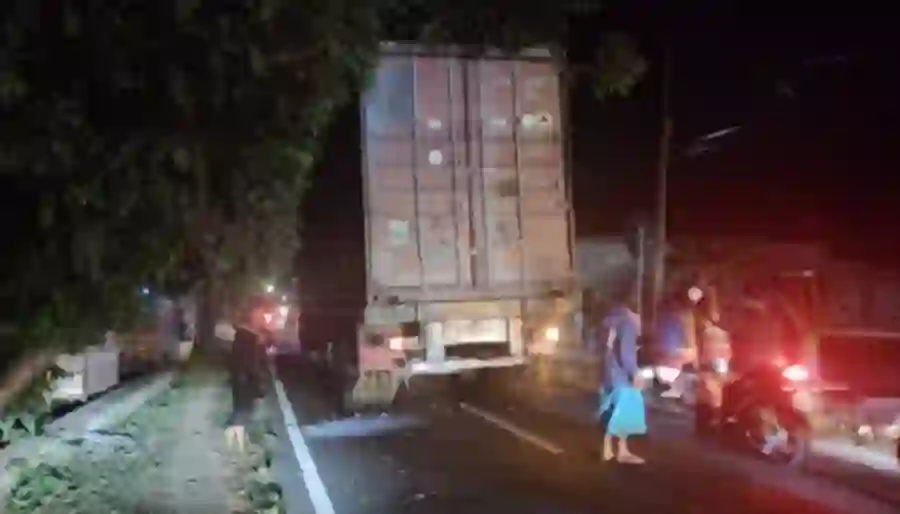 Truk Trailer Tersangkut di Pohon, Jalur Gapura Paberasan Sumenep Macet Total