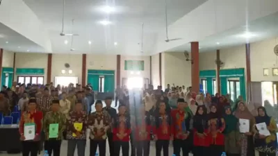 Kemenag Sumenep wajibkan upacara bendera dan nyanyi lagu nasional di semua madrasah. Kebijakan mulai berlaku 2025/2026, tujuannya perkuat karakter kebangsaan.