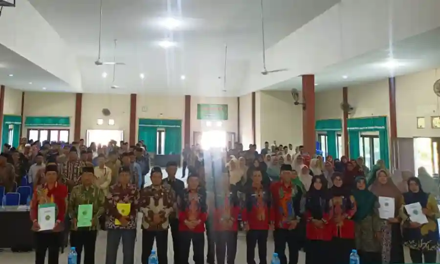 Kemenag Sumenep wajibkan upacara bendera dan nyanyi lagu nasional di semua madrasah. Kebijakan mulai berlaku 2025/2026, tujuannya perkuat karakter kebangsaan.