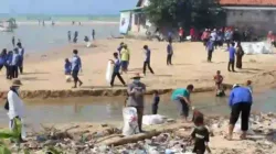 2,7 Ton Sampah Dipungut Relawan di Pantai Ambunten Sumenep, World Cleanup Day 2025 Sukses Digelar!
