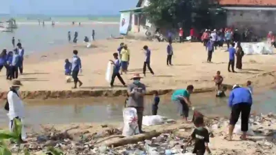 2,7 Ton Sampah Dipungut Relawan di Pantai Ambunten Sumenep, World Cleanup Day 2025 Sukses Digelar!