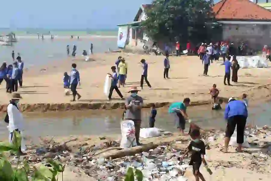 2,7 Ton Sampah Dipungut Relawan di Pantai Ambunten Sumenep, World Cleanup Day 2025 Sukses Digelar!