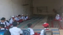 SDN 2 Tamberu Pamekasan disegel pemilik lahan, 111 siswa terpaksa belajar di rumah warga dan tenda darurat.