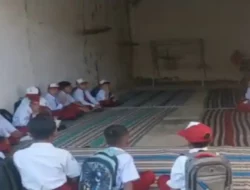 111 Siswa SD di Pamekasan Terpaksa Belajar di Rumah Warga dan Tenda Darurat Akibat Sekolah Disegel