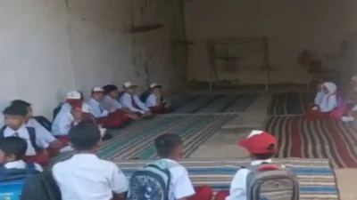 SDN 2 Tamberu Pamekasan disegel pemilik lahan, 111 siswa terpaksa belajar di rumah warga dan tenda darurat.