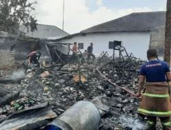 Lima Toko Ludes Terbakar di Sumenep, Kerugian Capai Rp1,5 Miliar