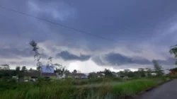 Prakiraan Cuaca Sampang Hari Ini 27 Oktober 2025: Waspada Hujan Petir di Kedungdung dan Omben!