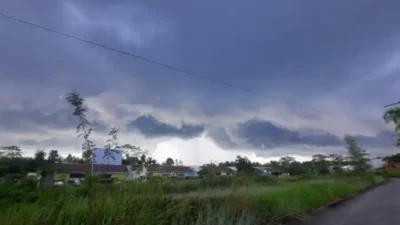 Prakiraan Cuaca Sampang Hari Ini 27 Oktober 2025: Waspada Hujan Petir di Kedungdung dan Omben!