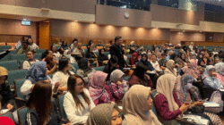 Institut Kemandirian Beri Pembekalan Usaha Untuk Pmi Di Exit Program Kjri Hong Kong - Portalmadura.com Sesi interaktif narasumber Abdurrahman Usman (Direktur Institut Kemandirian) dengan peserta exit program, Hong Kong (09/11/2025).