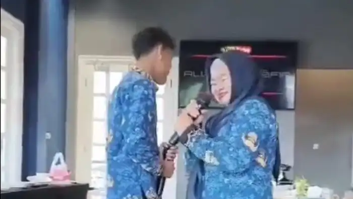 ASN Bangkalan Viral Karaoke Pakai Seragam Saat Jam Kerja, Wabup Langsung Turun Tangan!