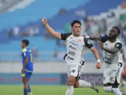Figo Dennis Diusir, Persija Main 10 Orang Lawan Semen Padang yang Tak Kunjung Cetak Gol