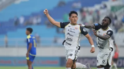 Figo Dennis Diusir, Persija Main 10 Orang Lawan Semen Padang yang Tak Kunjung Cetak Gol