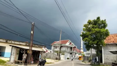 Prakiraan Cuaca Kabupaten Sampang Hari Ini: Hujan Ringan Sejak Dini Hari, Waspada Udara Kabur di Sore Hari!