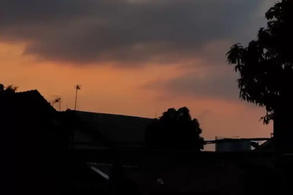 Prakiraan Cuaca Kabupaten Sumenep Hari Ini: Hujan Ringan di Kangayan & Sapeken, Sore Cerah di Wilayah Lain!