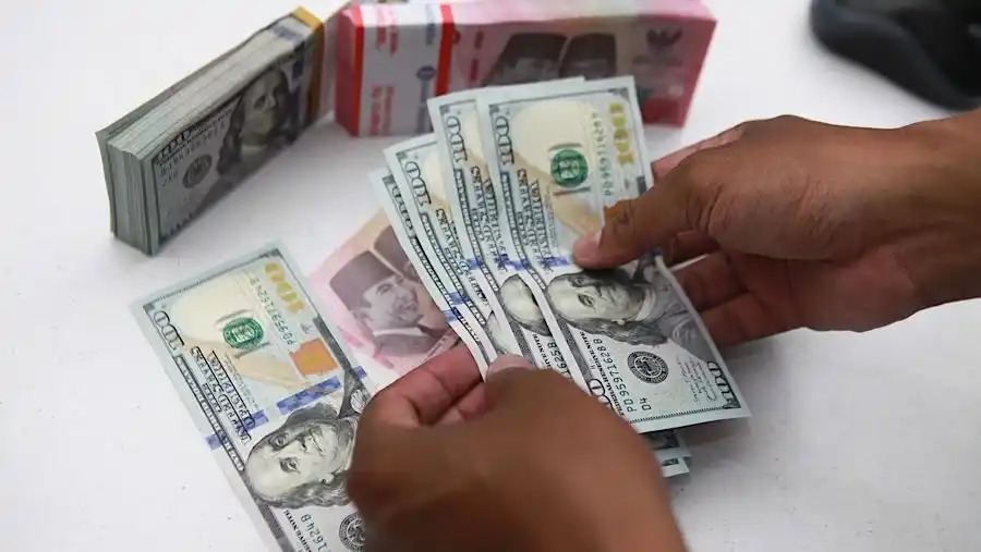Rupiah Melemah di Tengah Antisipasi Pemangkasan Suku Bunga The Fed