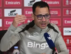 Chelsea vs Arsenal di Semifinal Piala Liga: Rosenior Anggap Ini “Cuma Laga Biasa”