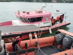 Dramatis! 5 Awak Tongkang Selamat Usai Kapal Kandas dan Hampir Tenggelam di Perairan Sumenep