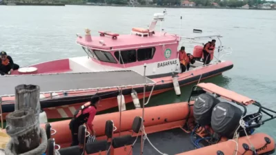 Dramatis! 5 Awak Tongkang Selamat Usai Kapal Kandas dan Hampir Tenggelam di Perairan Sumenep