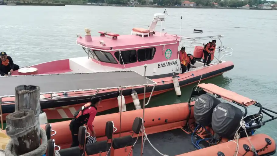 Dramatis! 5 Awak Tongkang Selamat Usai Kapal Kandas dan Hampir Tenggelam di Perairan Sumenep