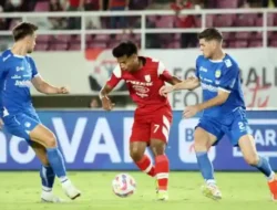Duel Kontras di Manahan: Persib Puncaki Klasemen, Persis Terancam Degradasi