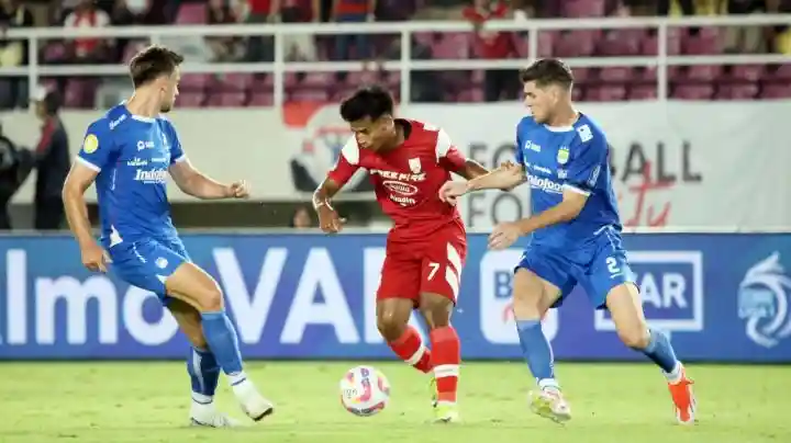 Duel Kontras di Manahan: Persib Puncaki Klasemen, Persis Terancam Degradasi