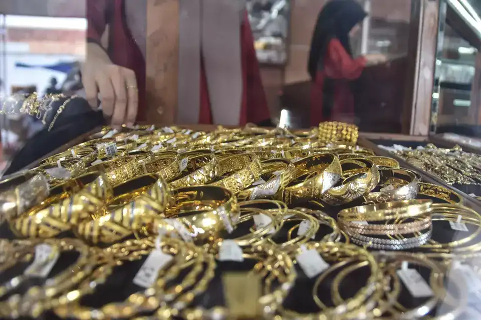 Harga Emas Perhiasan Hari Ini, 14 Januari 2026: Naik di Hartadinata, Turun di Raja Emas!