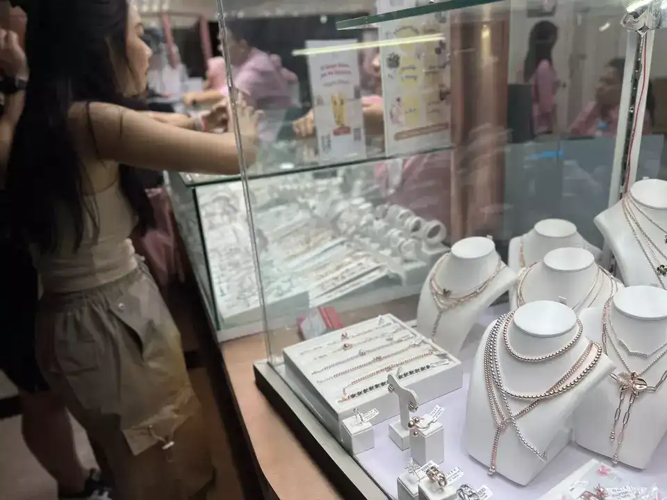Harga Emas Perhiasan Hari Ini Anjlok hingga Rp 223 Ribu, Cek Daftar Lengkapnya!