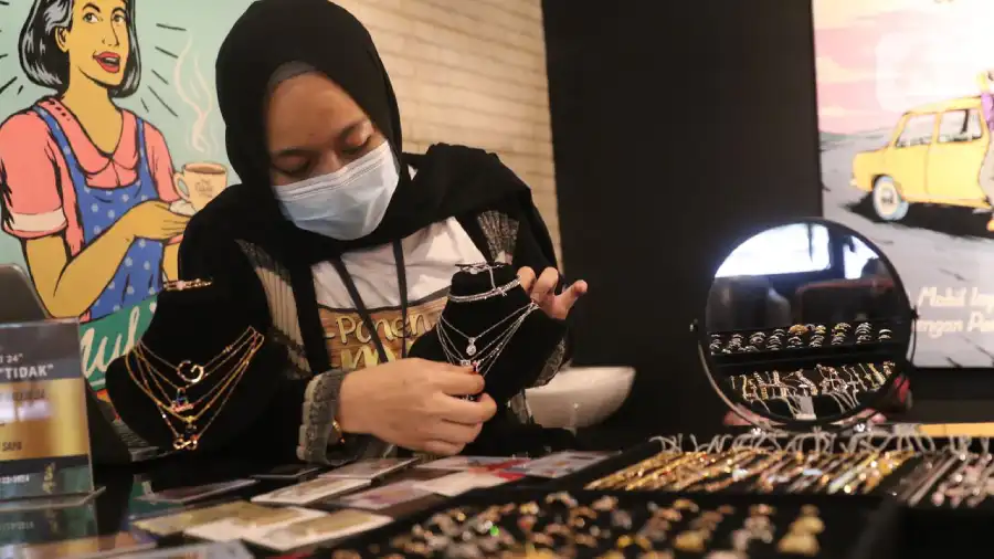 Harga Emas Perhiasan Hari Ini Tembus Rp2,3 Juta! Simak Daftar Lengkap 10K–24K