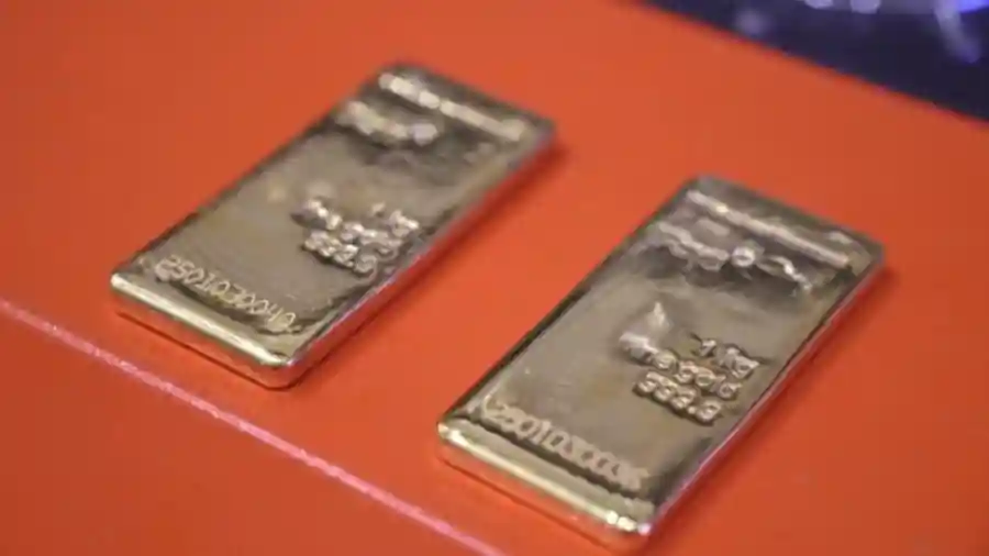 Harga emas dunia tembus rekor US$5.000_ons. Analis sebut geopolitik & risiko digital dorong potensi capai US$10.000
