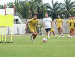 Madura United Terancam Degradasi! Carlos Parreira Target 3 Poin Lawan PSBS Biak